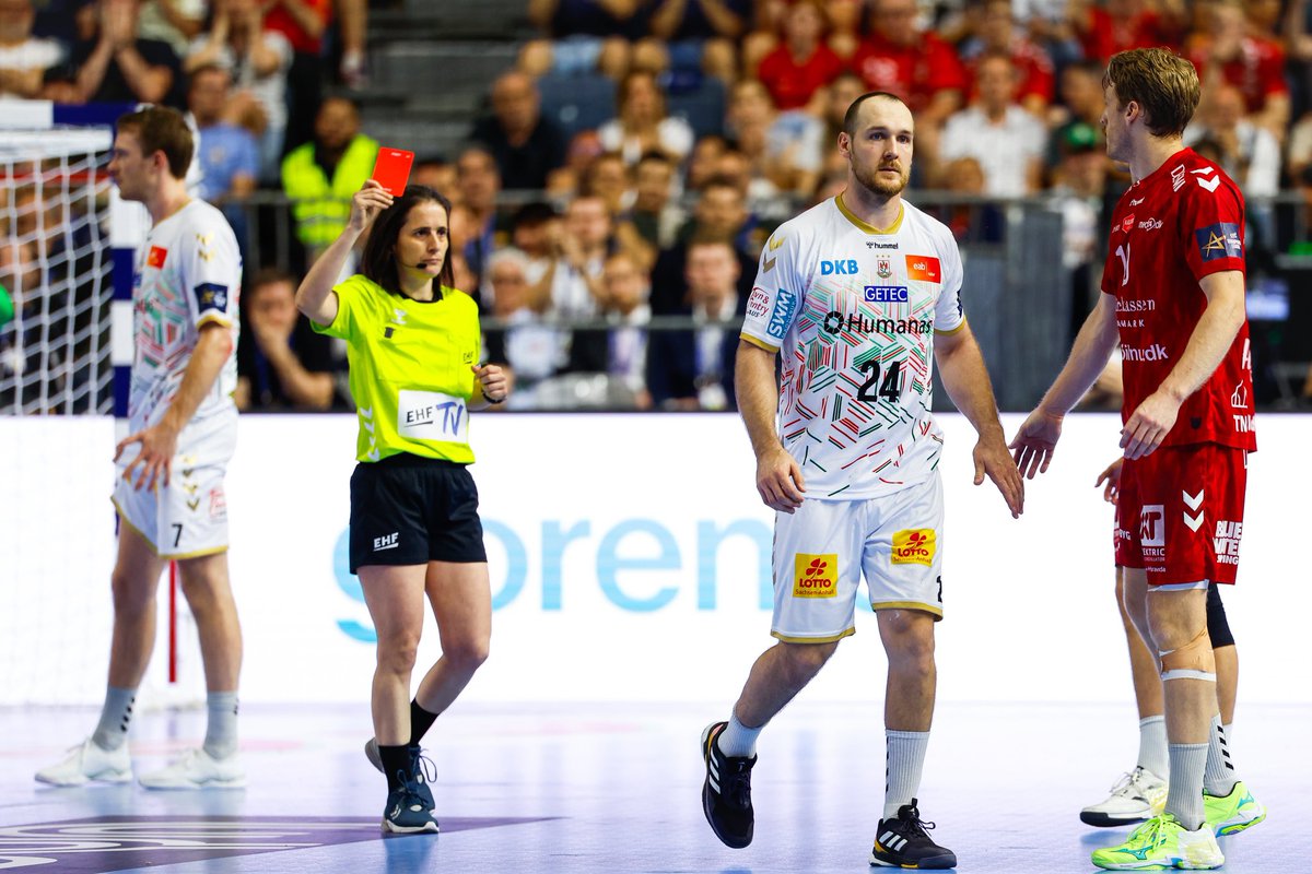 Christian O’Sullivan sees another red card against Kiel. 

This is now the 4th red card in 4 ehfcl Final4 games!
