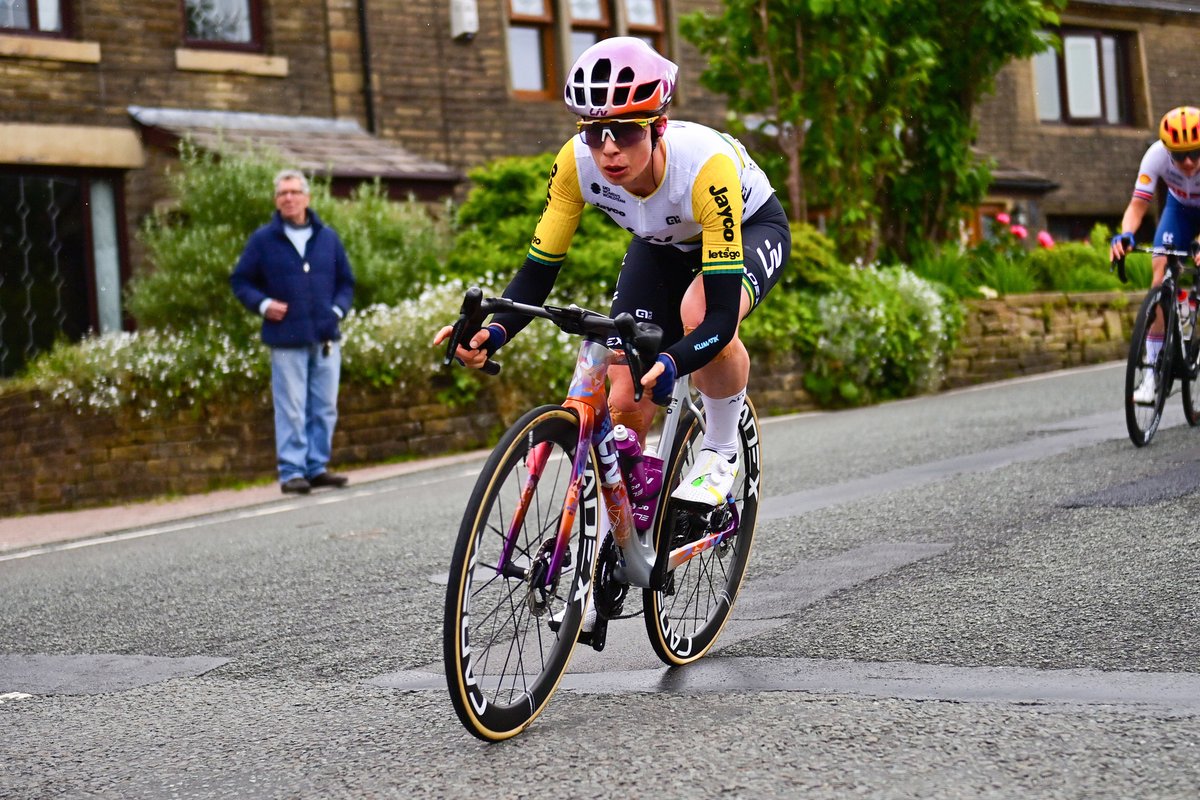 GreenEDGEteam's tweet photo. 🇬🇧 #TourOfBritain

She does it! 💥🥇🇦🇺 Roseman-Gannon wins!

Australian champion Ruby Roseman-Gannon is awarded the final stage victory in a tight photo finish - her first WorldTour stage victory. 🥳 https://t.co/sob5LqlWGE