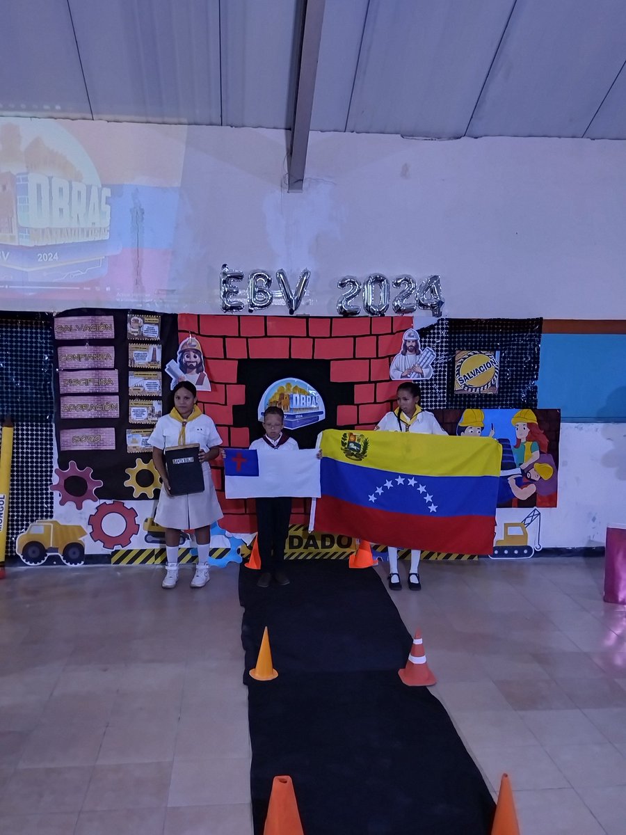 Conquistadores y Aventureros de nuestra zona 🫡, dirigen el desfile de honores que haremos en la apertura de nuestra EBV 🇻🇪

Entonando sus himnos correspondientes y sus votos 🗣️

#Zona4ConCristoEnLínea 
#PasiónMIVENOR