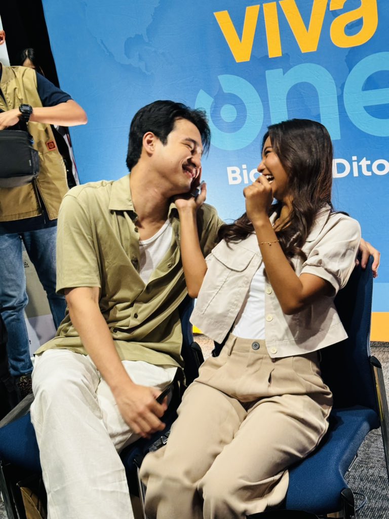 mydbluveee's tweet photo. ang ilan sa mga harutan ng krisshrome na nagpapangisay sa lahat. grabe na kayoo! napunta lang kayo sa dubai, nalimutan na maging lowkey pang Ph lang ba yon? hahaha

KRISSHROME INVADES UAE

#KrisshRome
#Kalayaan2024
#KrisshRomeInDubai

ctto: sa mga owner ng photos po https://t.co/bECciGoVZF