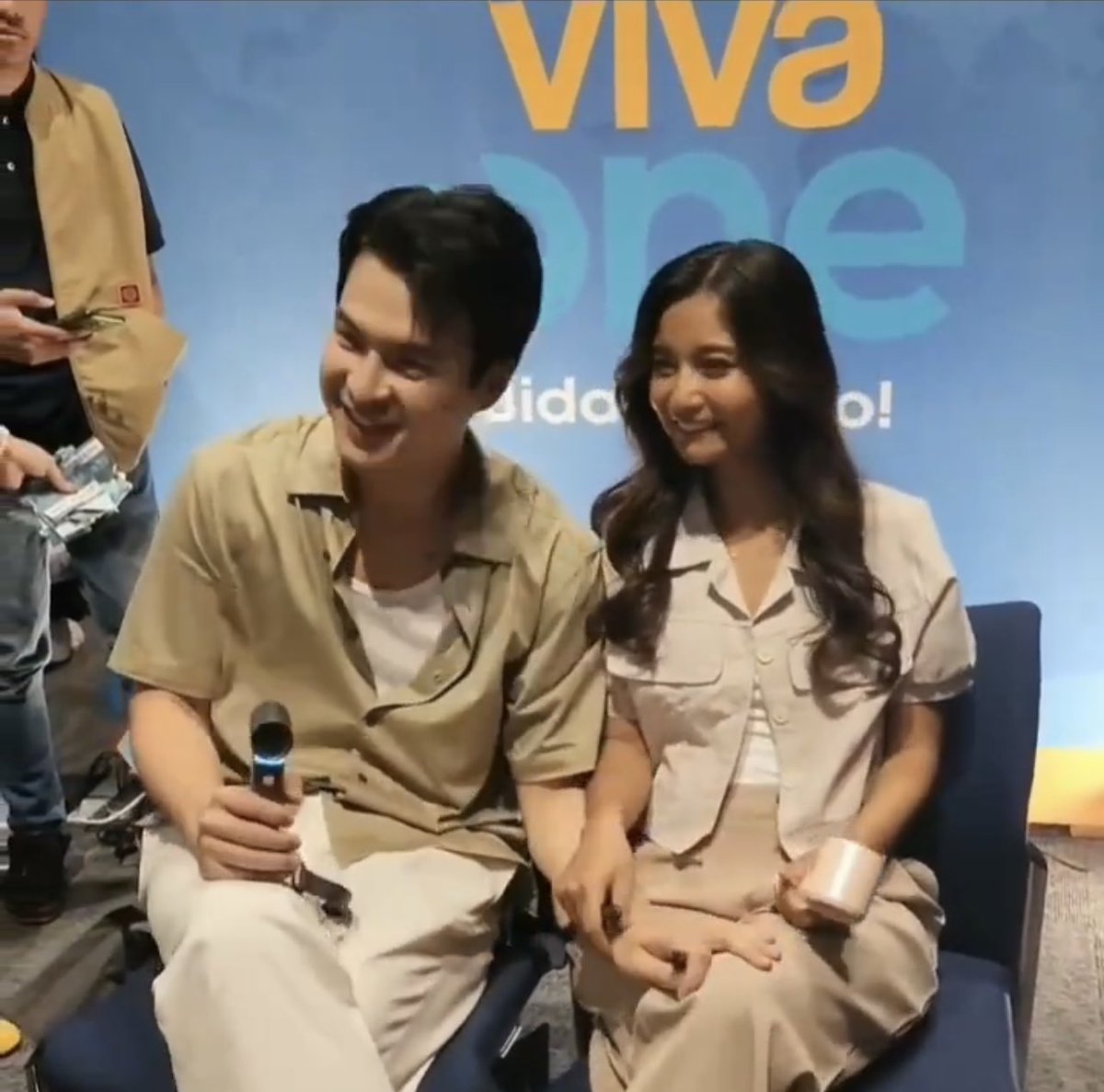 mydbluveee's tweet photo. ang ilan sa mga harutan ng krisshrome na nagpapangisay sa lahat. grabe na kayoo! napunta lang kayo sa dubai, nalimutan na maging lowkey pang Ph lang ba yon? hahaha

KRISSHROME INVADES UAE

#KrisshRome
#Kalayaan2024
#KrisshRomeInDubai

ctto: sa mga owner ng photos po https://t.co/bECciGoVZF