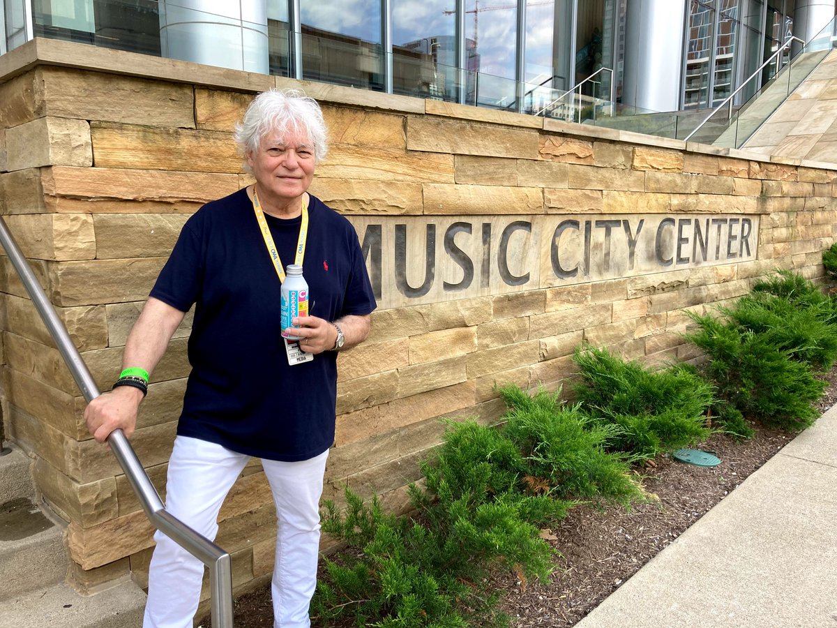 GeorgesLangRTL's tweet photo. Je suis toujours à #Nashville pour la 51ème édition du #CMAFest que l’on appelait dans le passé la #FanFair. Des centaines de milliers de personnes dans les rues du downtown. Un Nissan Stadium plein à craquer chaque soir. #MusicCityUSA mérite bien son nom ! https://t.co/VPhHl1mjly