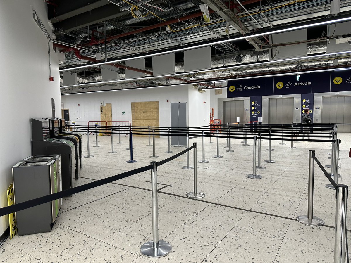 Alreettrout's tweet photo. @wesandpete @bhx_official #WHATQUEUE This was 2.30am this morning thanks to #twilightchecking big difference @bhx_official #birminghamairportqueue https://t.co/KiFnGbHLPm