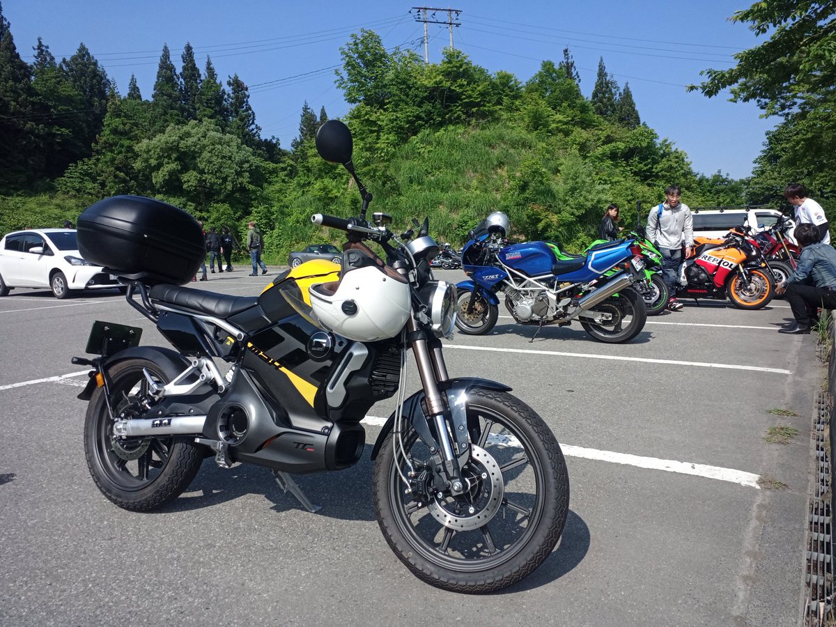 03batmB's tweet photo. 昨日の土曜日にTCMAXでうおぬま朝活に行ってきました😊
地元開催なので距離を気にせず電動バイクで参加出来るのは嬉しいです✨
色々な方々が興味を持って話し掛けて下さったのは恐縮です😅
次もTCMAXで参加しますよ👍
#ディトナJP
#うおぬま朝活
#XEAM
#SUPERSOCO
#TCMAX https://t.co/EaROzJEyOX