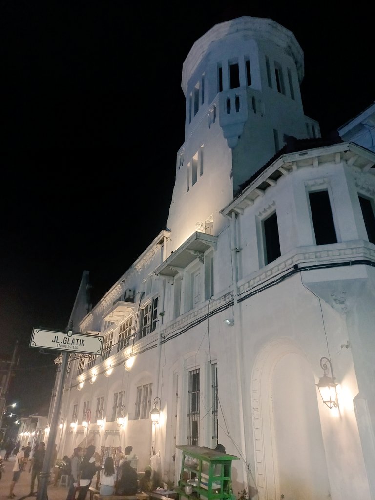 stravenues's tweet photo. Menikmati malam akhir pekan dengan menyusuri "Distrik Eropa" Surabaya. Kawasan ini jadi bagian dari Revitalisasi Kawasan Kota Tua Surabaya.

Walau revitalisasinya belum sepenuhnya selesai, tapi sudah mulai ramai dikunjungi wisatawan. https://t.co/79LEIFpvhF