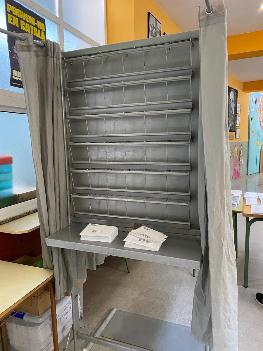 ArK3Ra's tweet photo. #9J @parlamentcat #Tarragona  @AjCalafell  @gencat 
A qui correspongui. 
Aquest mati he anat a votar a l’Escola Mossèn Cinto Verdaguer de Calafell (Mas Mel). 
A les cabines no hi havia paperetes. 
Obro fil… https://t.co/T9jbgDc9K6