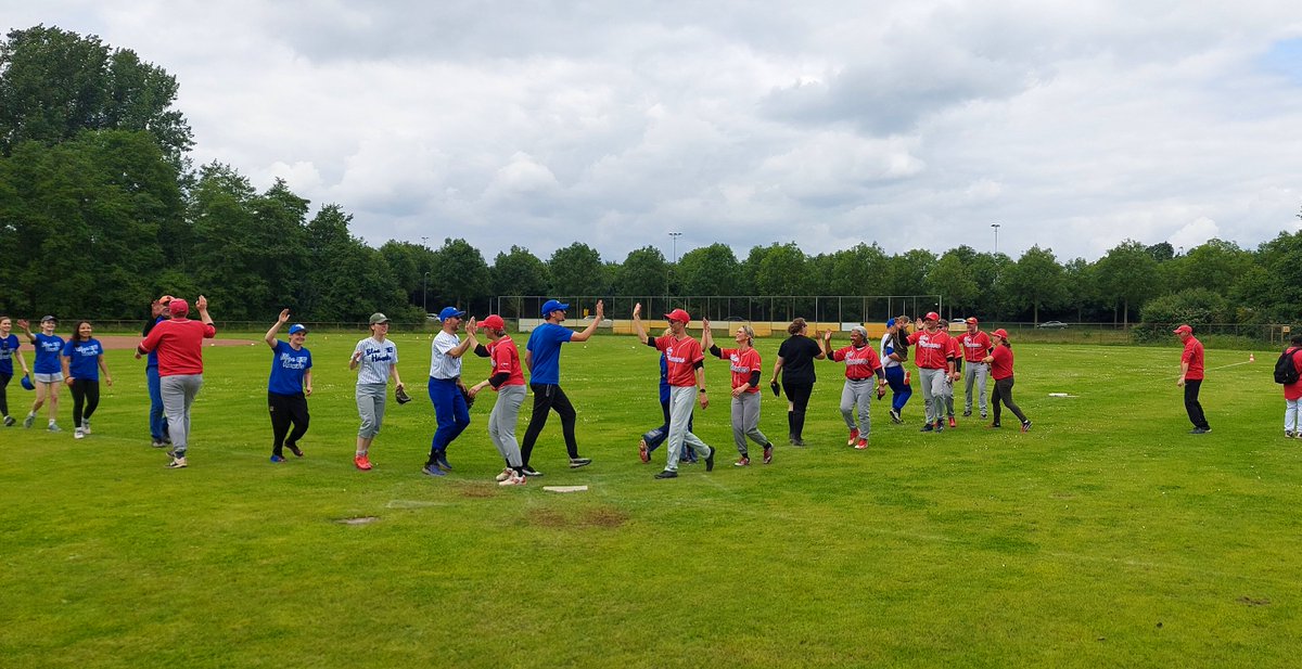 hsvBlueHawks's tweet photo. 🥎 Vandaag ontvingen we de teams van Caribe, Pioneers, Robur'58, Tex Town Tigers en WSB voor ons jaarlijkse recreantentoernooi. ☀️ Alle teams dank voor de gezelligheid en sportiviteit! We hebben er samen een mooi toernooi van gemaakt. 💙🤍 https://t.co/9NrpdPjVeW