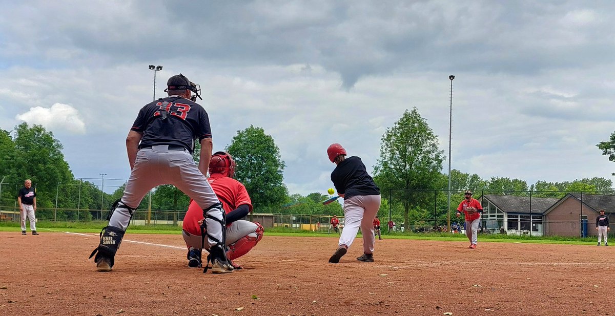 hsvBlueHawks's tweet photo. 🥎 Vandaag ontvingen we de teams van Caribe, Pioneers, Robur'58, Tex Town Tigers en WSB voor ons jaarlijkse recreantentoernooi. ☀️ Alle teams dank voor de gezelligheid en sportiviteit! We hebben er samen een mooi toernooi van gemaakt. 💙🤍 https://t.co/9NrpdPjVeW