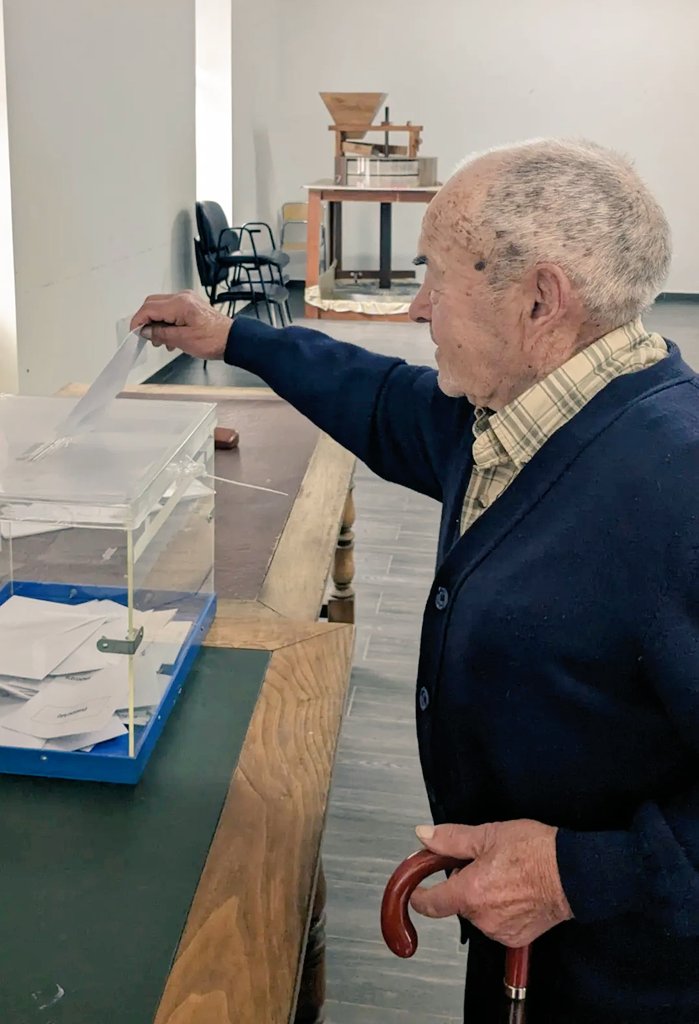 Elsafergon's tweet photo. Votando con mi abuelo de 93 años en nuestro pequeño pueblo fronterizo 🇪🇺🌾
#useyourvote https://t.co/FreFJRgomZ