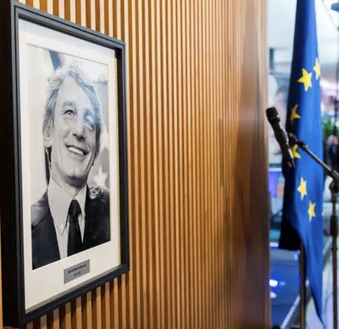 EnricoLetta's tweet photo. Nel votare ho pensato che la volta scorsa scrissi il tuo nome sulla scheda, David. Che il tuo esempio e i tuoi pensieri illuminino il Parlamento 🇪🇺 che oggi stiamo eleggendo. #Sassoli https://t.co/1PhZiAuLS2
