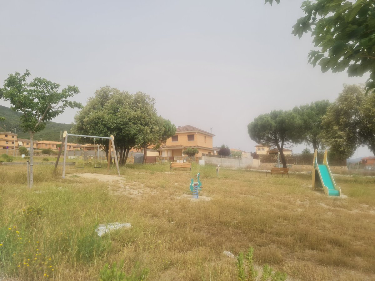 gretaba's tweet photo. Parc situat a la Canal: no puc entendre l'estat del parc infantil i que no estigui degudament ballat. Plé d'herba i excrements. Què us sembla? @ajmontblanc @MarcVinya @oriolpallisso https://t.co/mGZnicKlfA