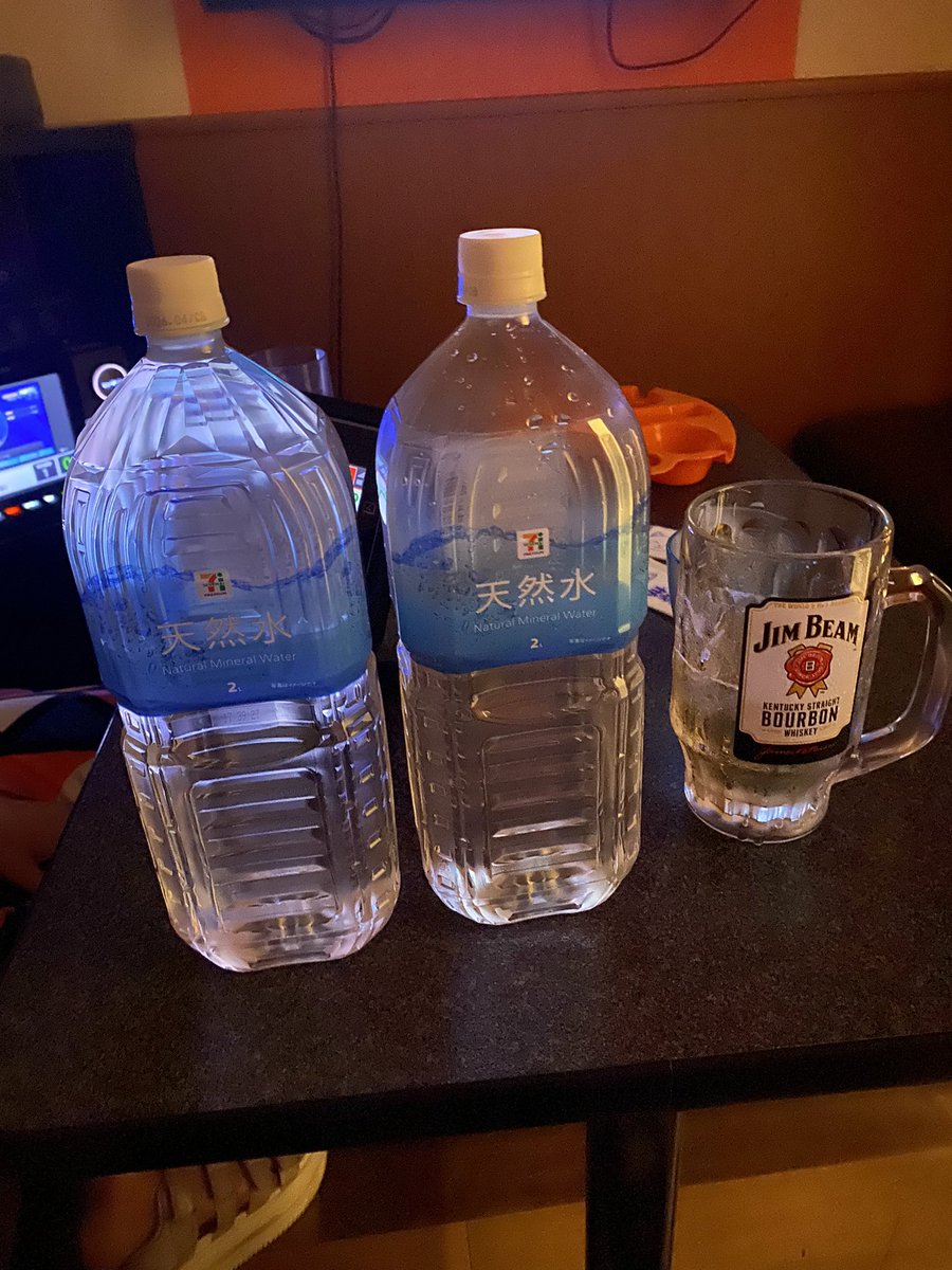 rahaderaha's tweet photo. 我が家ではお酒飲むから最低4リットルの水をのむルールになった！笑
それをしないと離婚😱 https://t.co/aqxyi6LPSl