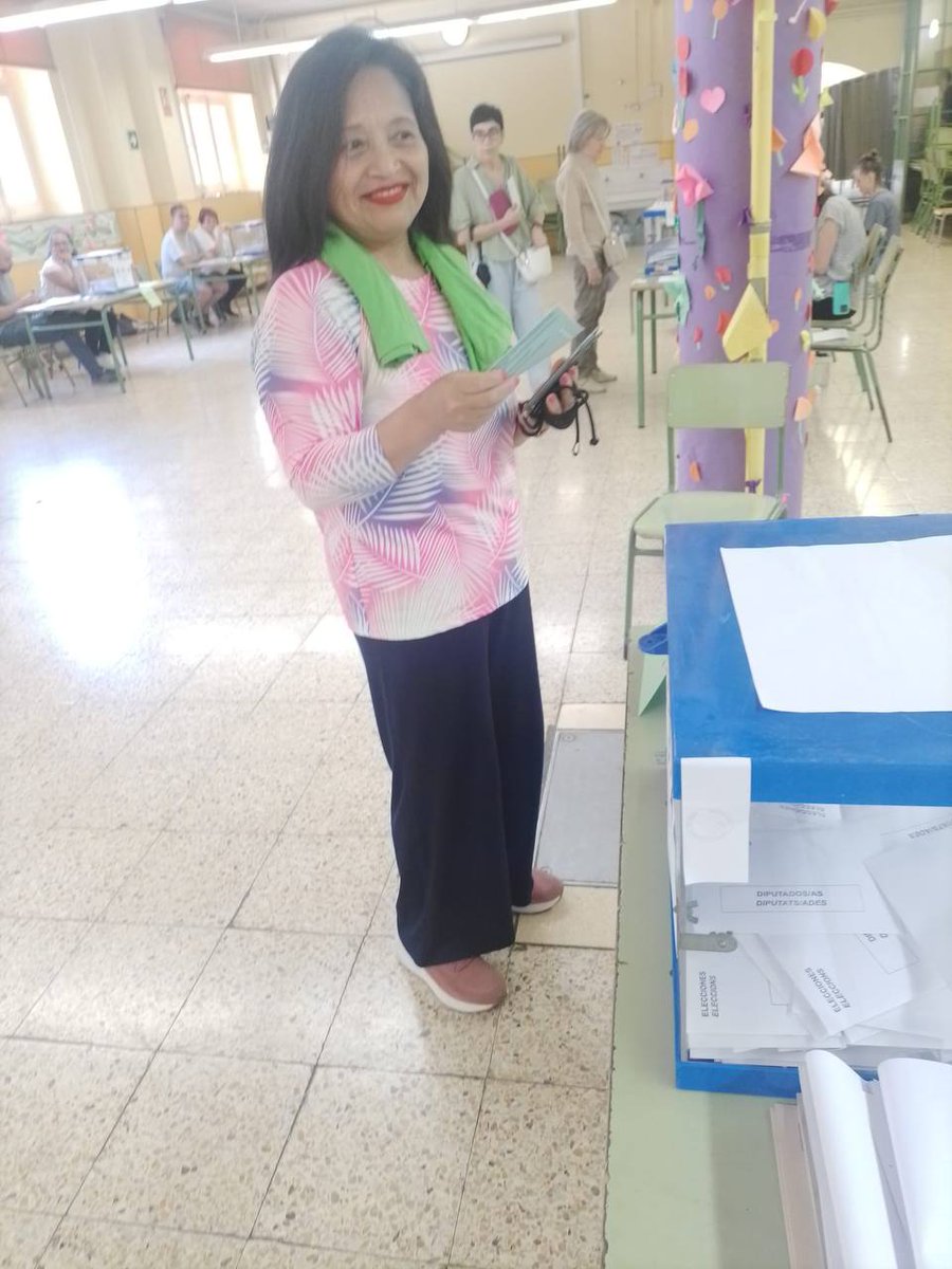 🗳️🟢✊♀️ Vania Arana de  <a href="/LasKellysBCN/">Las Kellys Barcelona</a> i candidata a la llista del CRT per aquest  #9J votant al seu col•legi electoral. Tota una referente de la lluita de les dones  treballadores  migrants.