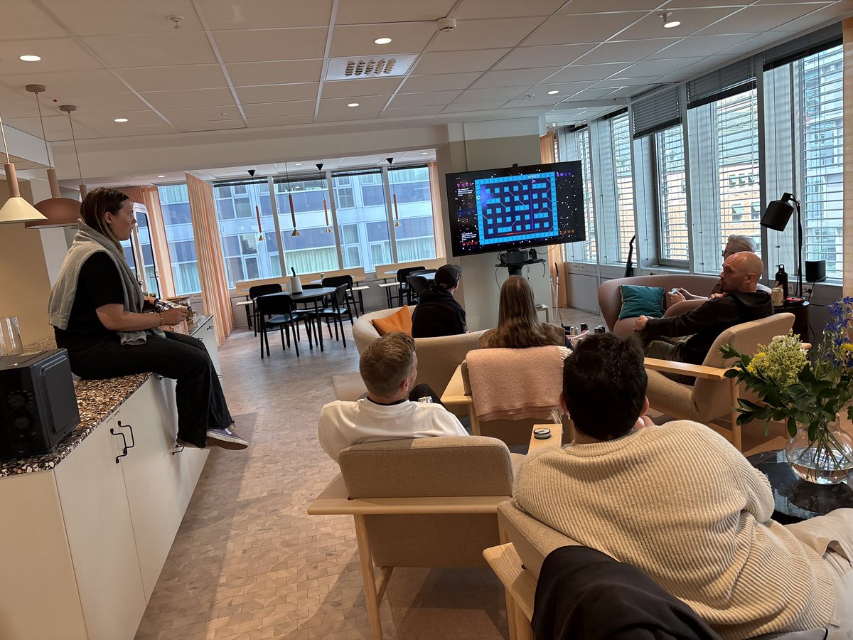 Seeing this pic of an office happy hour Speglar setup made me so happy! I believe it’s a Steam Deck + 4 wireless <a href="/8BitDo/">8BitDo</a> control controllers.