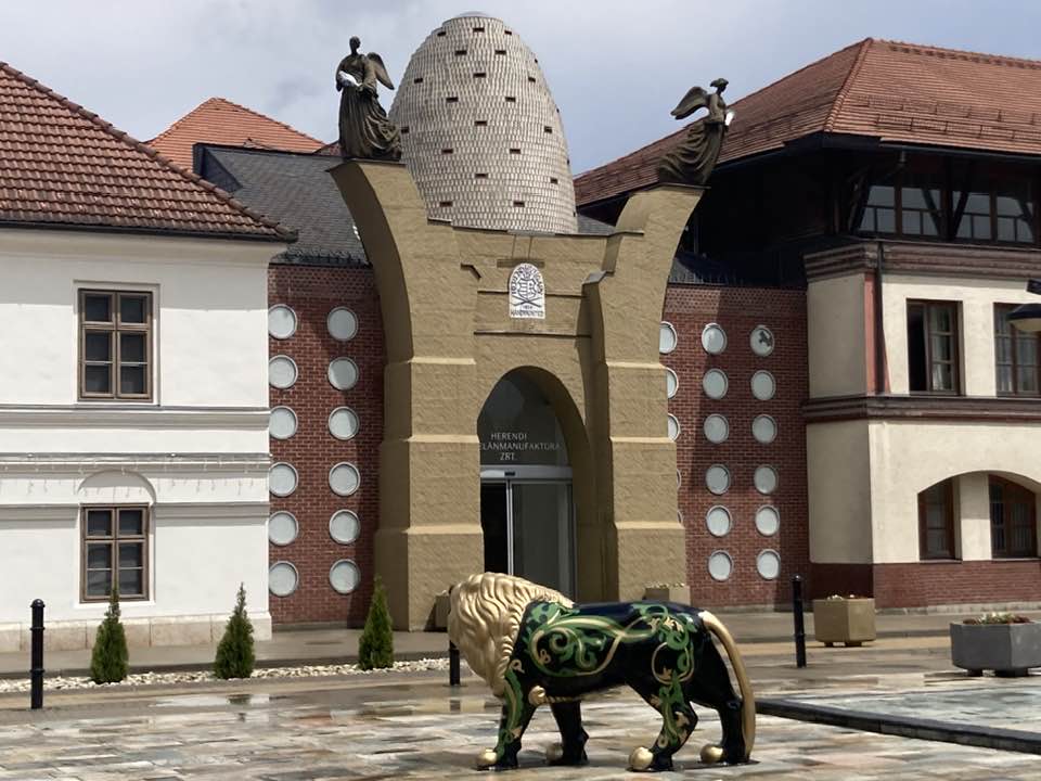 BudapestTrips's tweet photo. Since its foundation in 1826, the Herend Porcelain Manufactory has been making a wide variety of porcelain sets and ornamental pieces of the highest quality. By today it has become the largest manufacturer of its kind in the world https://t.co/i360VLHzaU
