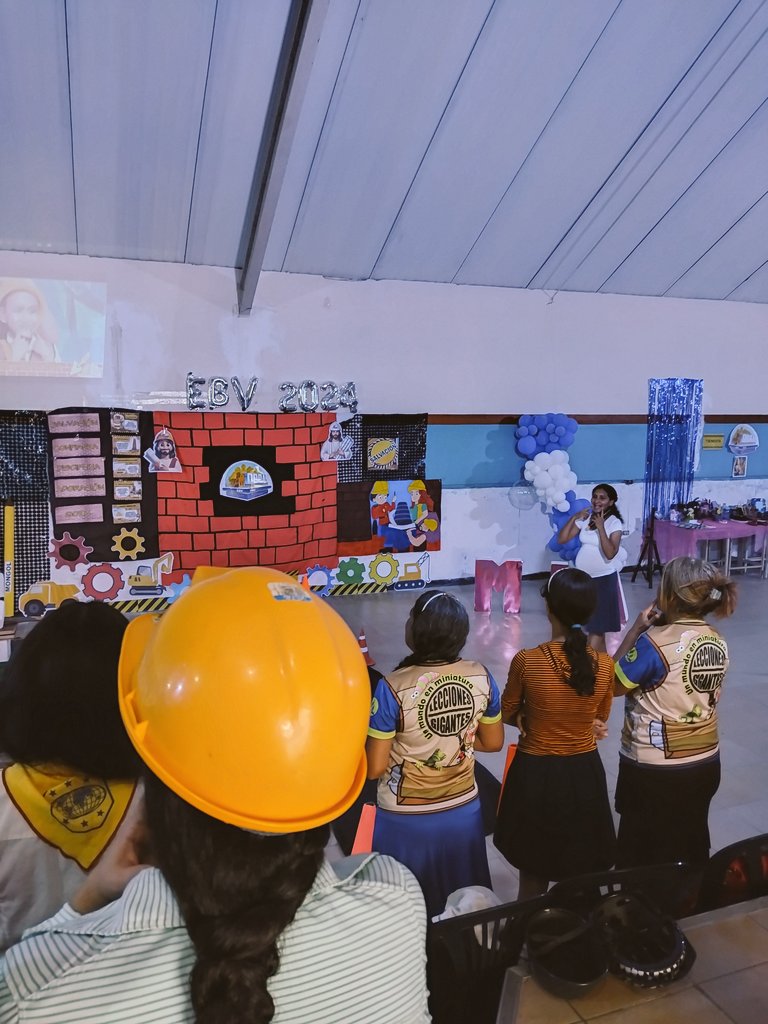 La hna. Duberlys Arasme, dió introducción al Taller Vivencial de EBV 2024 📐

La hna. Yolennys Ortiz, tuvo el canto que se llevará durante toda la semana 🎶

#Zona4ConCristoEnLínea
#PasiónMIVENOR