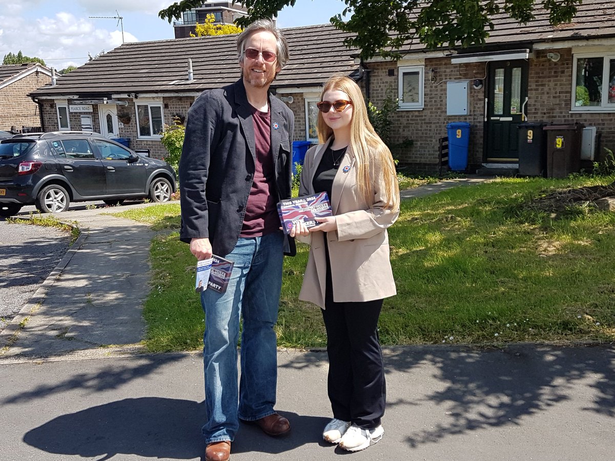 MarkSheffieldWP's tweet photo. I said to several @UKLabour loyalists in Darnall as I canvassed with Maz and Caitlin yesterday.
"I was knocking on doors for Labour in the winter 2019. I understand your loyalty to Labour but you don't owe Labour your vote. They have done nothing to earn it." https://t.co/8KDFGUVs3l