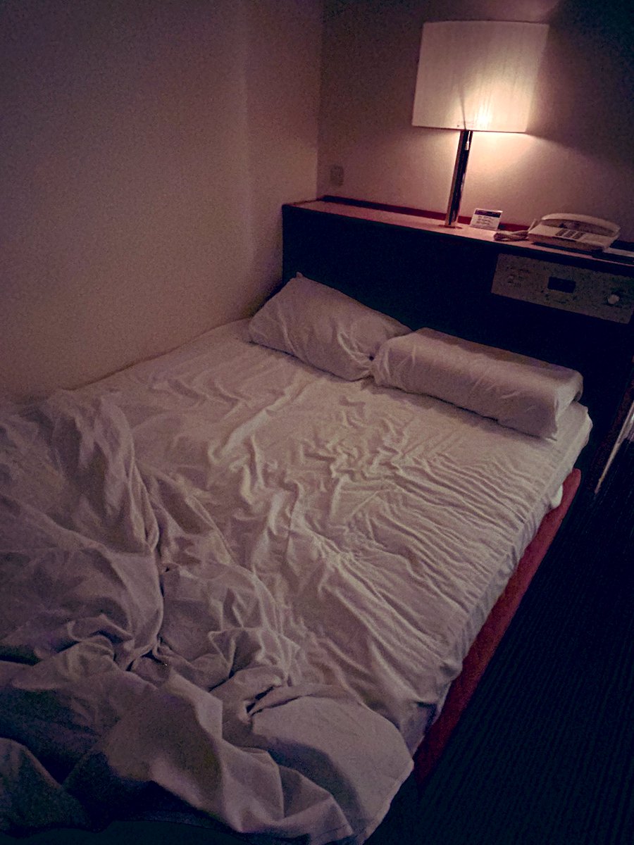 今日はレトロなビジホで､､､ベッドは少し狭目でした！💦