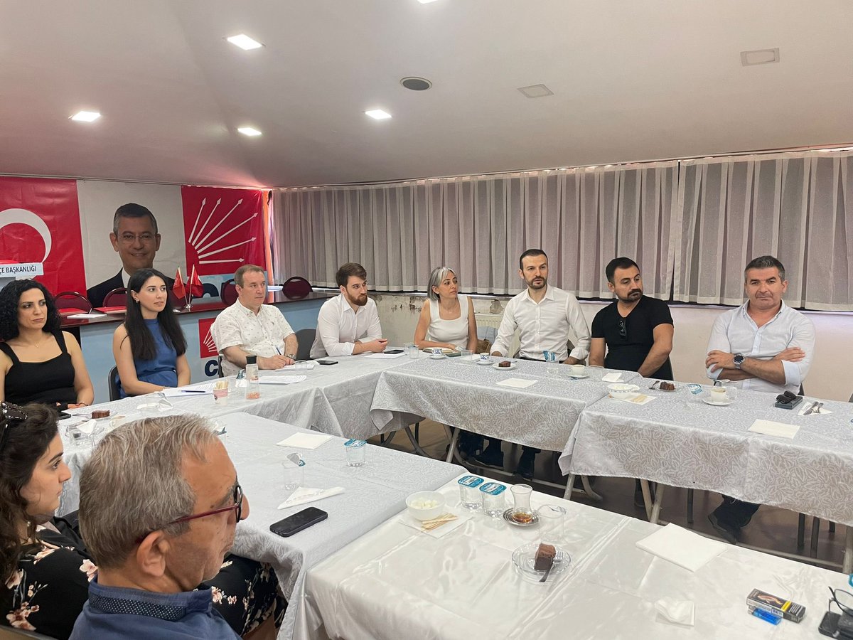 BevlerYeniParti's tweet photo. Bugün İlçe Başkanlığı’mızda 31 Mart Yerel Seçimlerinde görev alan avukatlarla seçim değerlendirme toplantımızı gerçekleştirdik.

Toplantı sonunda İBB Başkanımız Ekrem İmamoğlu ve İl Başkanımız Özgür Çelik’in imzaladığı teşekkür belgelerini sahiplerine taktim ettik. https://t.co/6EYMdUny4v