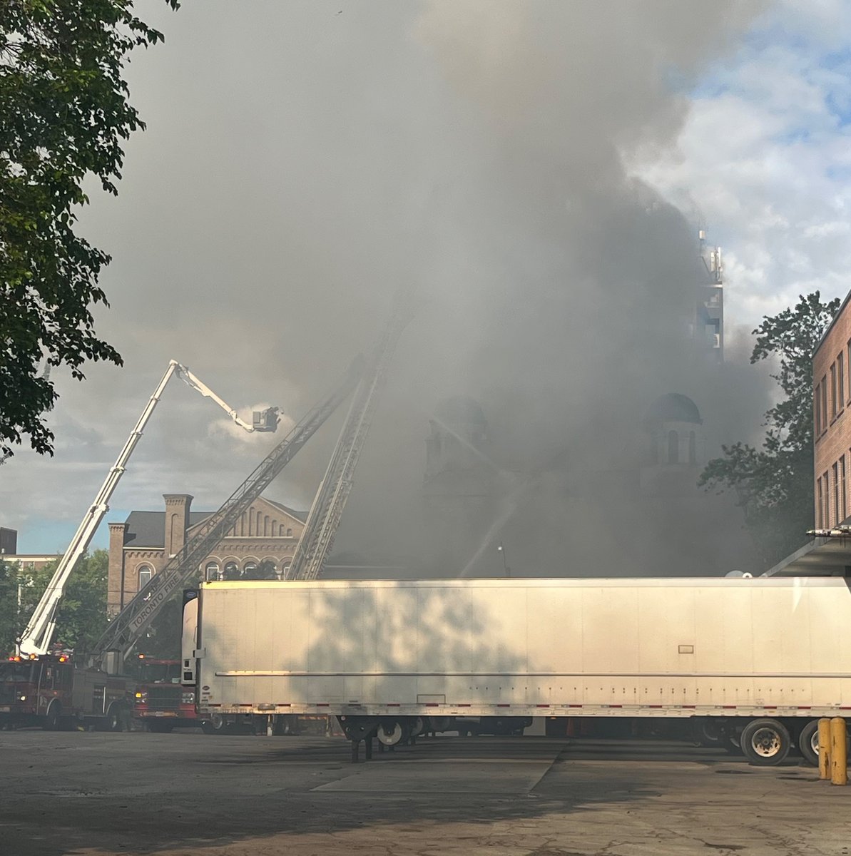 ProfessorFeng's tweet photo. 4-alarm fire at St. Anne’s Church on Gladstone, near Dundas and Dufferin. Fire trucks on scene. https://t.co/1SA5PczM1f