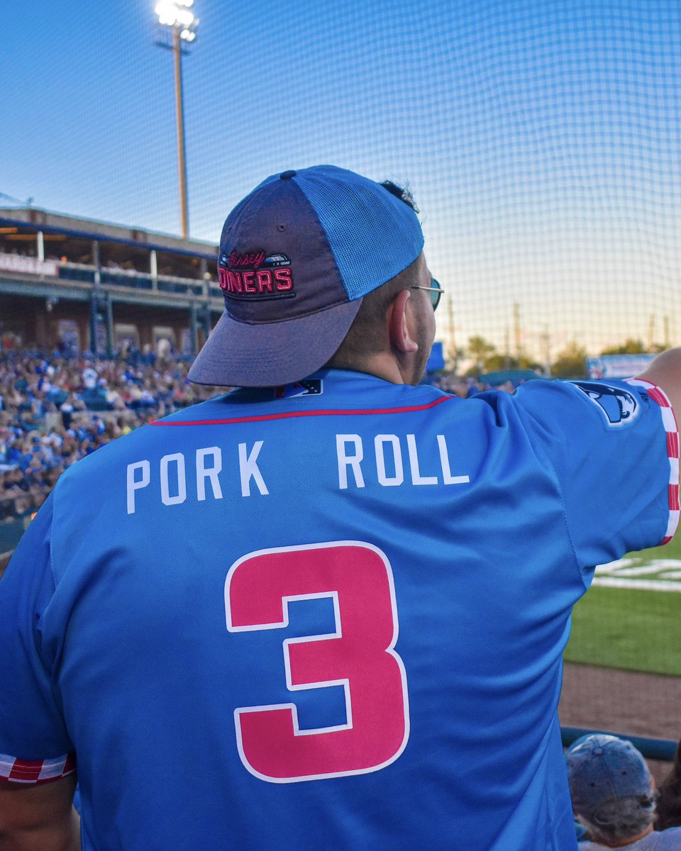 NJGov's tweet photo. jersey 🤝 diners. @SOMPatriots https://t.co/RAq0wkLrov
