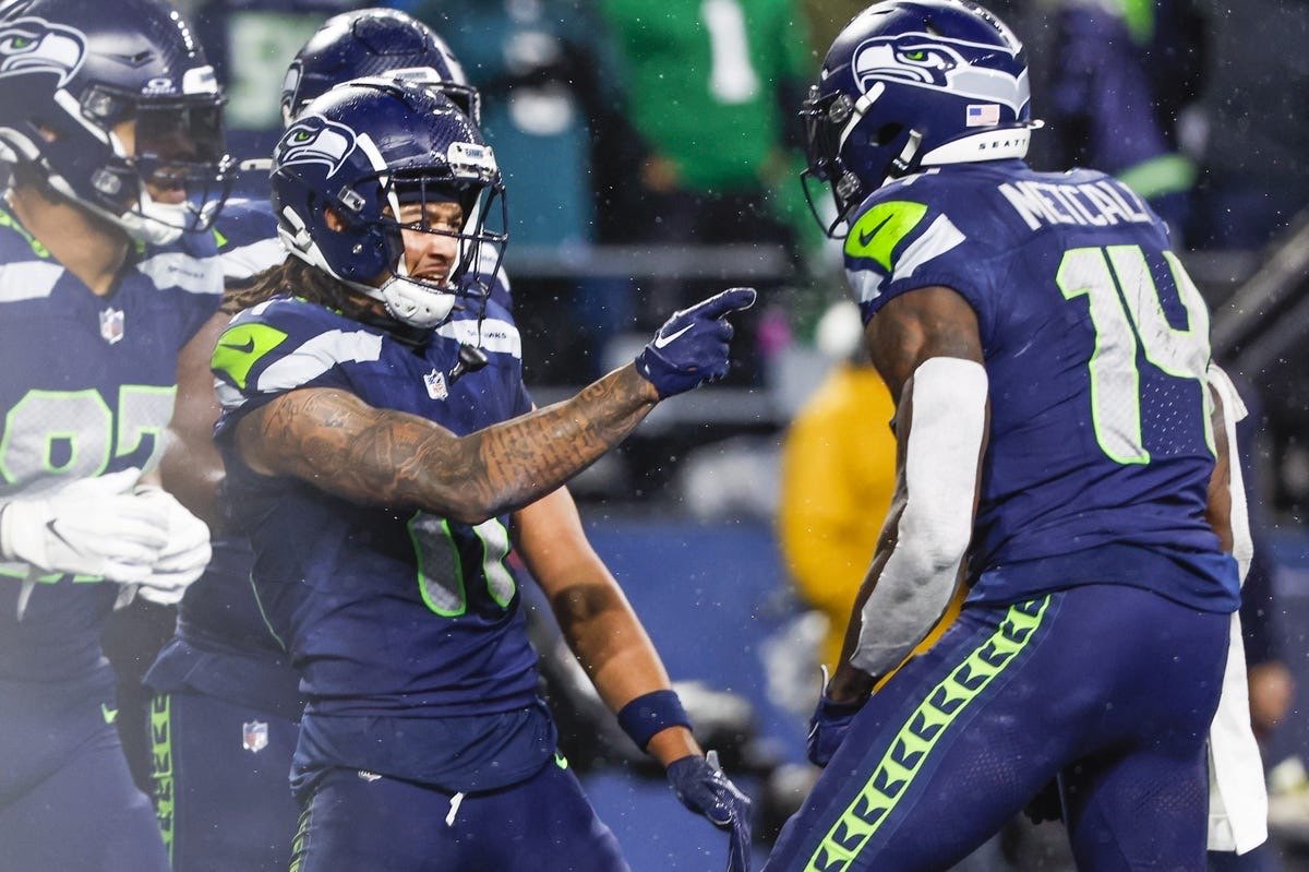 hawkmania4's tweet photo. The #Seahawks "best-case" scenario, according to Rich Eisen:  

"Let's just say Mike Macdonald puts a stamp on things...gets the defense tighter. Let's say that Byron Murphy shows up and takes a step forward. Jake Bobo and Jaxon Smith-Njiba take a step forward. DK Metcalf and Tyler Lockett do their own thing. Their running back room is deep as well and they do their own thing. Geno Smith shows up like he did a couple of years ago. I think Seattle could win a playoff game. Their best-case scenario is the NFC Championship game, winning the division and 12 games."

[📷: Joe Nicholson/USA TODAY Sports]