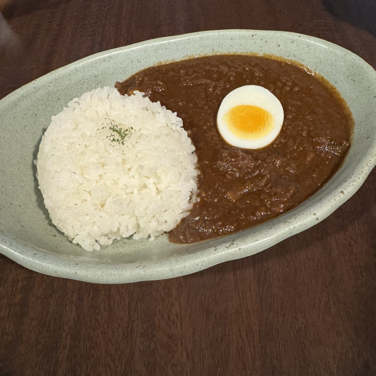 torakono's tweet photo. キーマカレーとアイスカフェオレ。
喫茶店レベルを超えた本格的なキーマカレー。スパイスの効いたカレーの中に入っているゴロっとした野菜がアクセントになっていて👍
カフェオレは2杯分入っているので、1杯目は少しミルク多め、2杯目はコーヒー強めで飲むのが好みなのね。
#presscafe https://t.co/vmRgZJHQbY