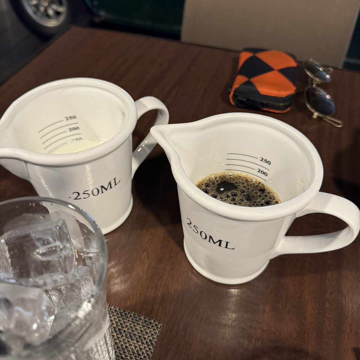 torakono's tweet photo. キーマカレーとアイスカフェオレ。
喫茶店レベルを超えた本格的なキーマカレー。スパイスの効いたカレーの中に入っているゴロっとした野菜がアクセントになっていて👍
カフェオレは2杯分入っているので、1杯目は少しミルク多め、2杯目はコーヒー強めで飲むのが好みなのね。
#presscafe https://t.co/vmRgZJHQbY