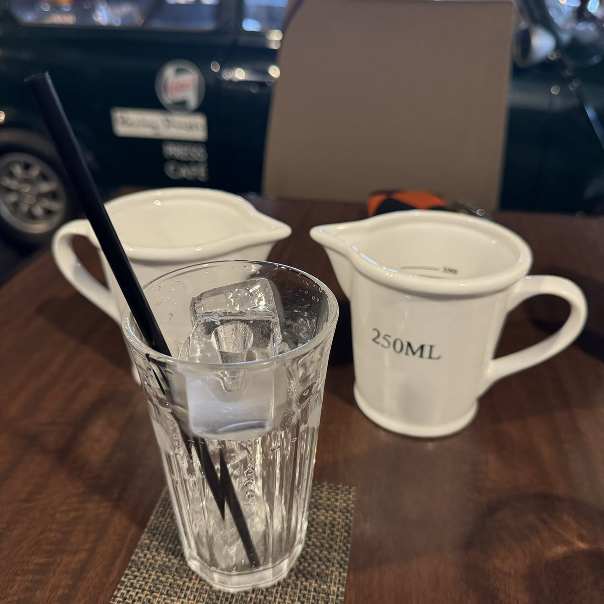 torakono's tweet photo. キーマカレーとアイスカフェオレ。
喫茶店レベルを超えた本格的なキーマカレー。スパイスの効いたカレーの中に入っているゴロっとした野菜がアクセントになっていて👍
カフェオレは2杯分入っているので、1杯目は少しミルク多め、2杯目はコーヒー強めで飲むのが好みなのね。
#presscafe https://t.co/vmRgZJHQbY