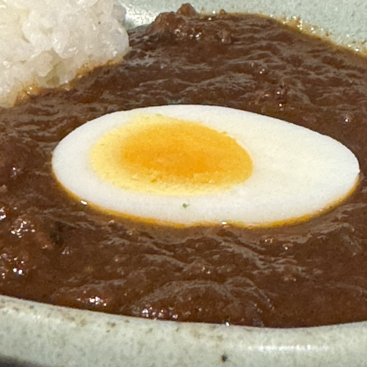 torakono's tweet photo. キーマカレーとアイスカフェオレ。
喫茶店レベルを超えた本格的なキーマカレー。スパイスの効いたカレーの中に入っているゴロっとした野菜がアクセントになっていて👍
カフェオレは2杯分入っているので、1杯目は少しミルク多め、2杯目はコーヒー強めで飲むのが好みなのね。
#presscafe https://t.co/vmRgZJHQbY