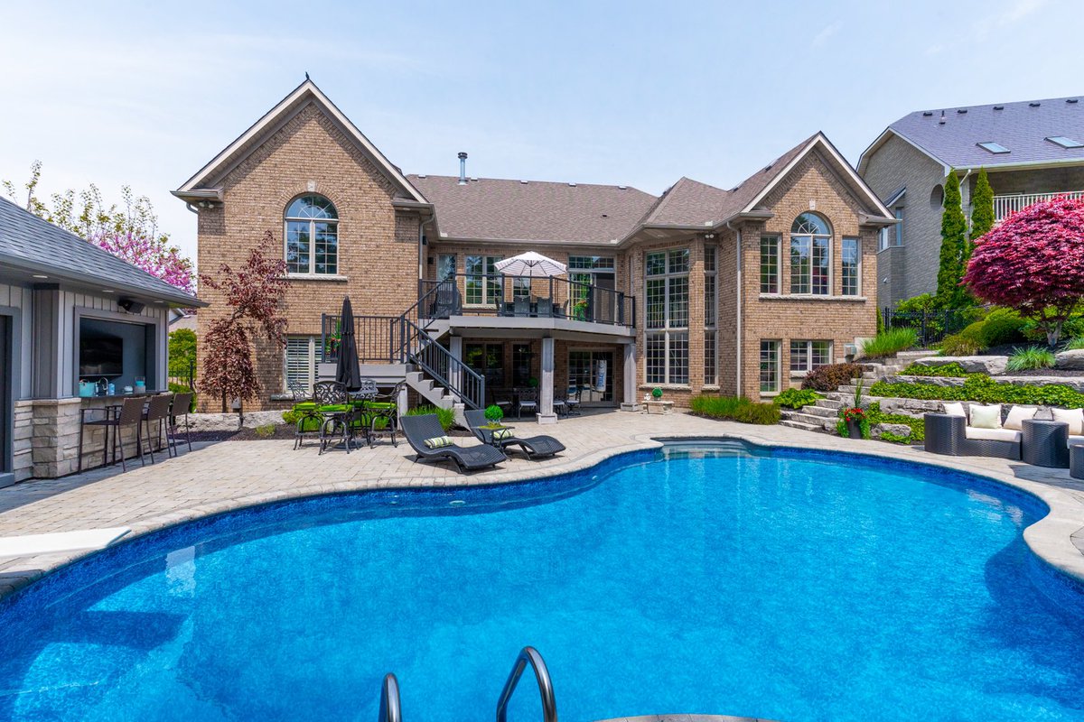 Name_That_Sells's tweet photo. Now $2,795,000! Location Location in Prestigious Ava Heights steps to Brantford Golf &amp; Country Club on 107 ft lot is this custom built all brick ranch at 75 St Andrew’s Drive w/ full 2 storey walkout &amp; full 2 storey on west side of home, 5,350 sq ft of elegant living space! https://t.co/XCI2k5kzZ3