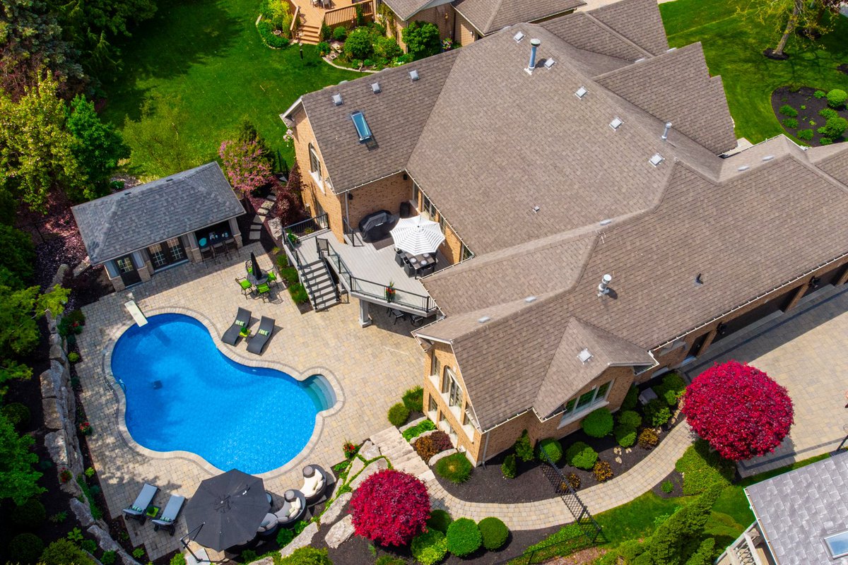 Name_That_Sells's tweet photo. Now $2,795,000! Location Location in Prestigious Ava Heights steps to Brantford Golf &amp; Country Club on 107 ft lot is this custom built all brick ranch at 75 St Andrew’s Drive w/ full 2 storey walkout &amp; full 2 storey on west side of home, 5,350 sq ft of elegant living space! https://t.co/XCI2k5kzZ3