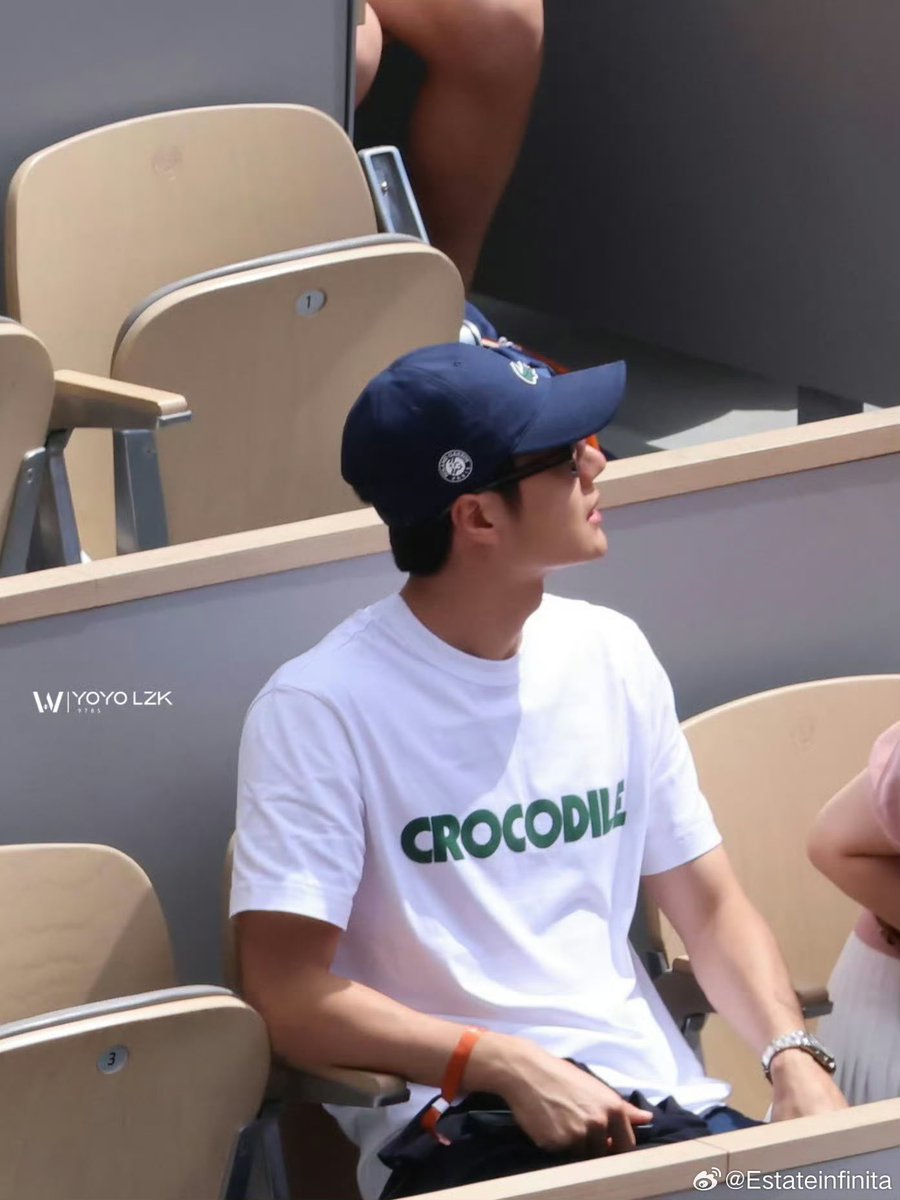 i cant do this wHY IS WANG YIBO LOOKING SO HANDSOME AND HOT IN CASUALS its making me feel things