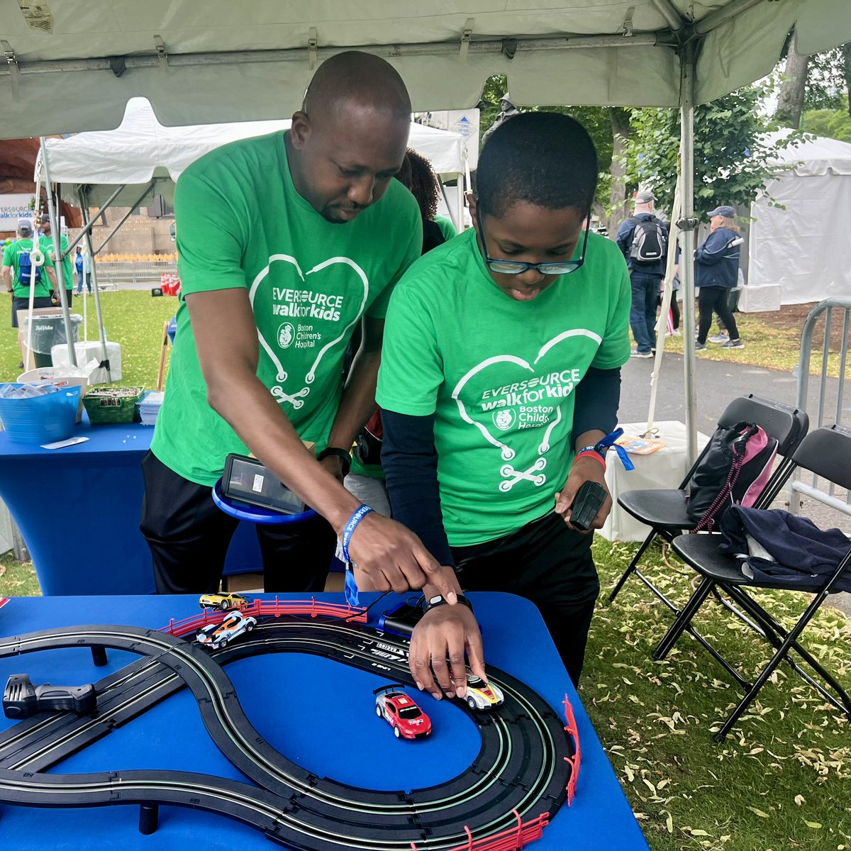 EversourceMA's tweet photo. 👟 Good morning from the DCR Hatch Shell! The weather may be rainy but it’s all smiles as teams lace up their sneakers for the Eversource Walk for @BostonChildrens! #WalkforBCH https://t.co/4Qy5kjzZFn