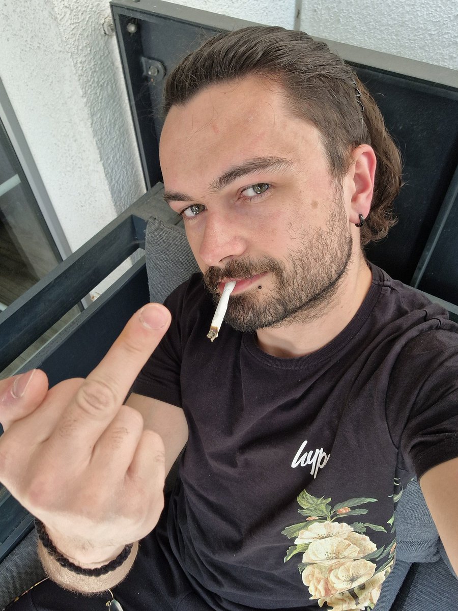 For my little ashtrays. I hope you enjoy the view😈🚬
#cashmaster #cashslave #master #slave #ashtray