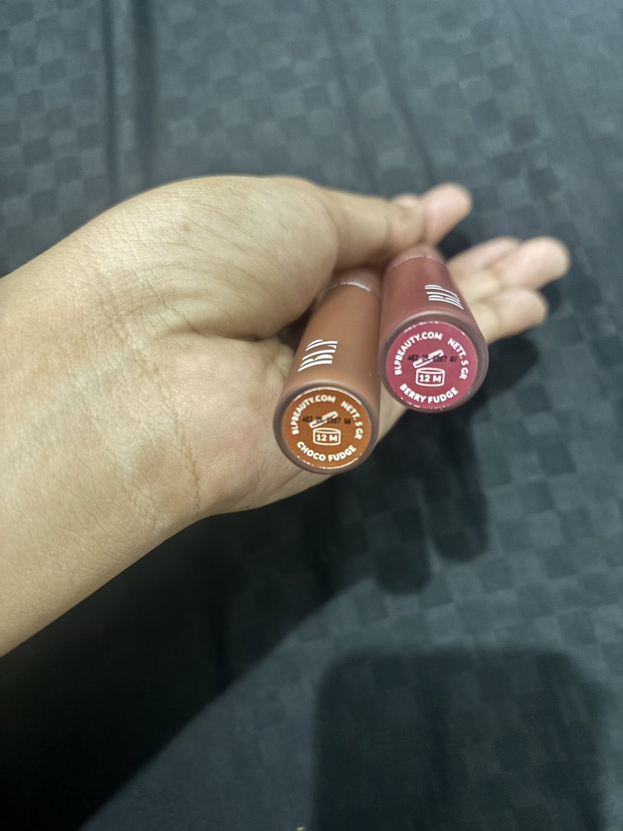 lovewoosomuch's tweet photo. mau cerita kemarin ke jxb akhirnya berhasil beli wl aku yaitu #ButterFudgeCollection . first makasi buat @17CARATS_INA buat tiketnya. ok lanjut aku beli 2 shade ini buat lip coat, choco fudge dan berry fudge. choco warnanya coklat dan berry merah keungu ungun gitu https://t.co/hToDH0yVaw