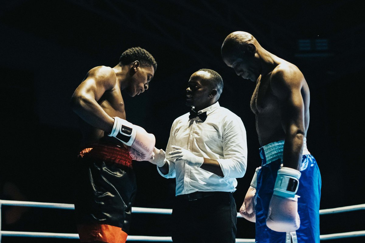 LuckyIbnMiraj's tweet image. Nibwo bwa mbere narebye umukino w’iteramakofi (Boxing 🥊) mu Rwanda! 

Umukino wabereye Muri @Kigali_universe icyo nabonye ni uko uyu mukino ufite abakunzi benshi kandi ari umukino abantu baryoherwa no kuwukurikira! 

Brothers @coachgaelk @MKenny_21 Mwakoze gutegura iyi mikono…