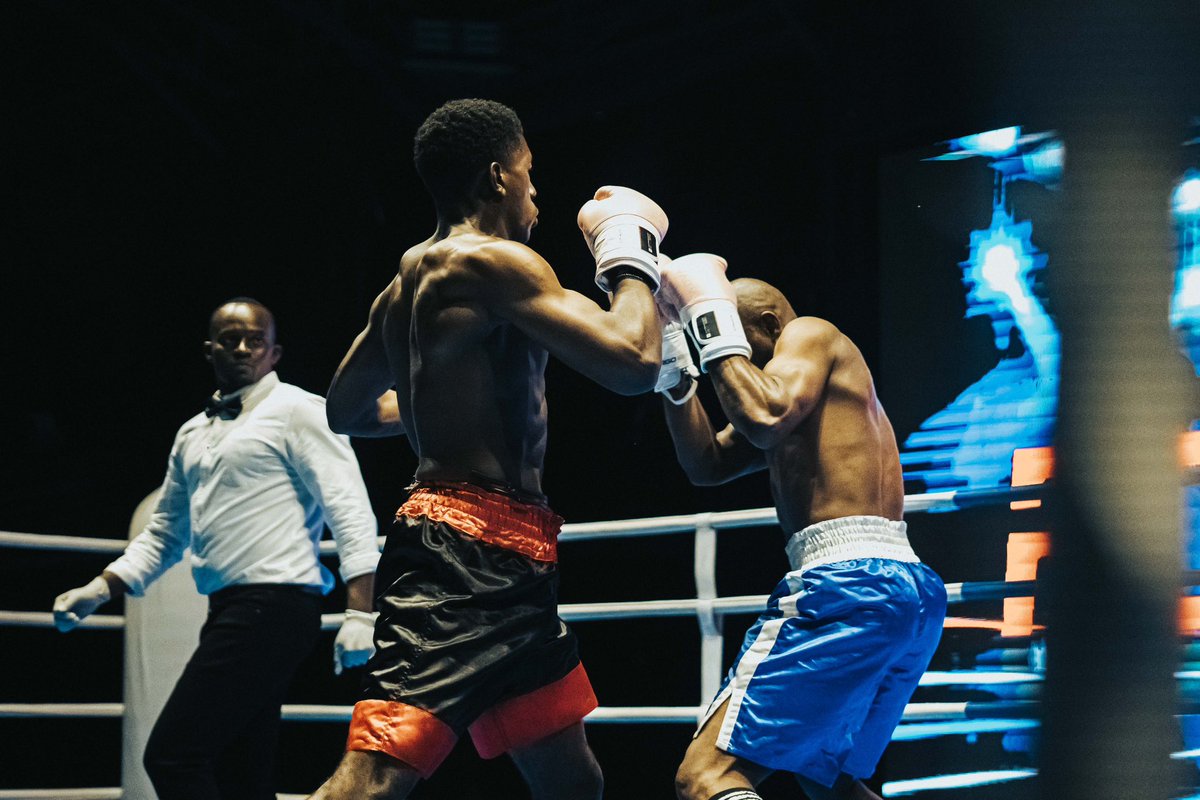 LuckyIbnMiraj's tweet image. Nibwo bwa mbere narebye umukino w’iteramakofi (Boxing 🥊) mu Rwanda! 

Umukino wabereye Muri @Kigali_universe icyo nabonye ni uko uyu mukino ufite abakunzi benshi kandi ari umukino abantu baryoherwa no kuwukurikira! 

Brothers @coachgaelk @MKenny_21 Mwakoze gutegura iyi mikono…