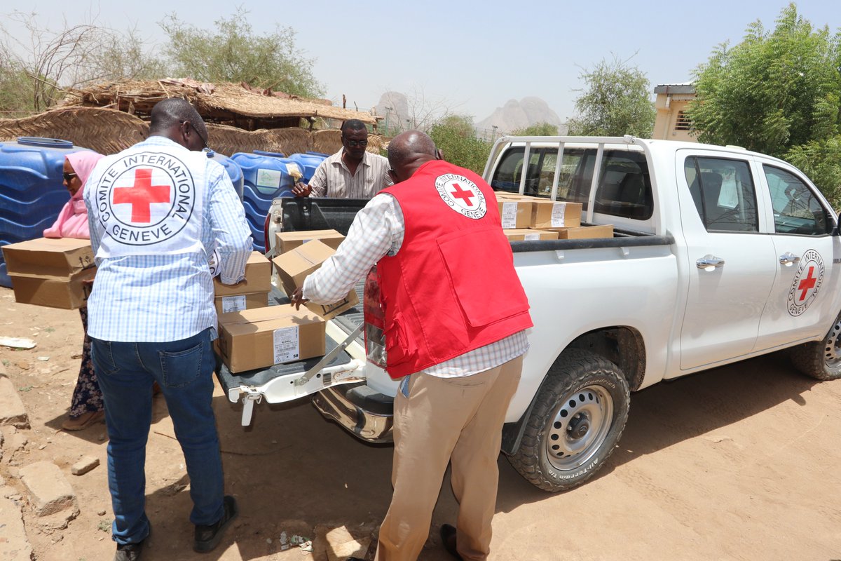 ICRC_Sudan's tweet image. In partnership with @SRCS_SD, we have provided 200,000 chlorine tablets (1.67 grams each) to the Ministry of Health in #Kassala State.
These tablets will be used to disinfect water sources in rural areas, ensuring clean and safe water for over 100,000 people in the state. #Sudan