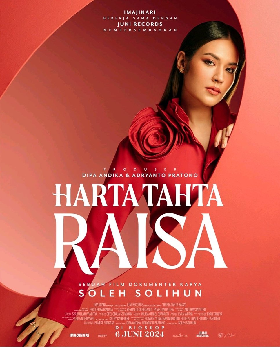 danieldokter's tweet image. The birth of a great career, the music, the allies to her challenging peak of GBK concert, but above all, Soleh Solihun brought #HartaTahtaRaisa exquisitely lensing the impressive journey through the very rare angle of Raisa &amp;amp; Adryanto Pratono as Juni Records' Dynamic Duo.