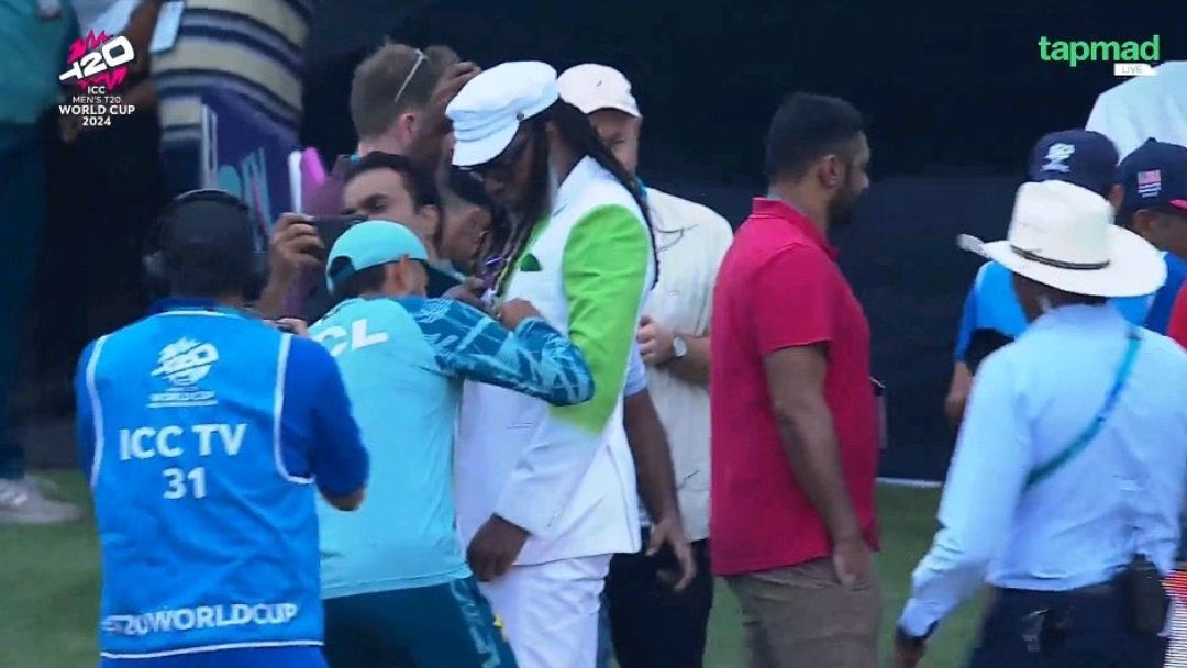 Muhamma74452134's tweet photo. #PakvsInd Babar Azam giving autograph to Chris Gayle🥵

#PAKvsIND https://t.co/wKgwfDojcL