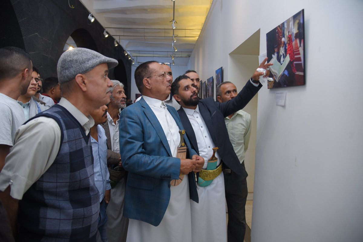 اود ان اعبر عن السعادة التي شعرت بها عند رؤية مدى إعجاب الزوار بالاعمال التي تم عرضها في معرض آزال لتصوير حياة الشارع والمدن والمعالم الأثرية.

ضم المعرض صور التقطها المتدربون في مبادرة آزال للتصوير الاحترافي بالاضافة لبعض من اعمالي.
المعرض تم تنظيمة في جاليري صنعاء للفنون