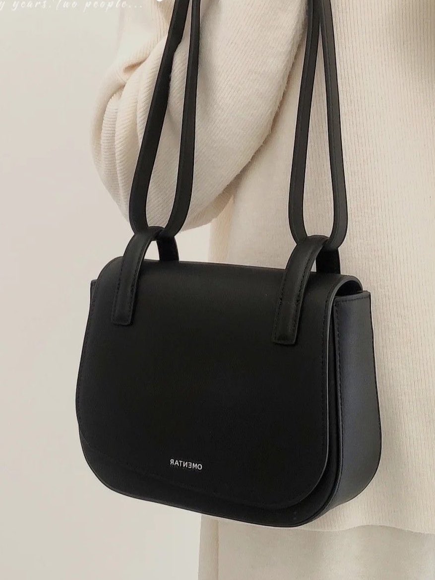 maharanilyss's tweet photo. nemu toko yang jual sling bag hitam simple elegant, cantik bangett! 😩🫵🏼 https://t.co/FcVPkA8adw