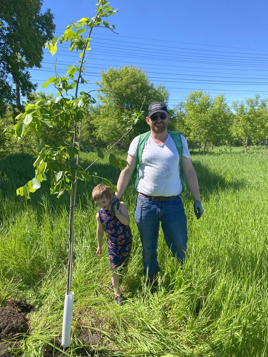 MeghanJMJW's tweet photo. Great day planting trees with @SaveOurSeine and the @MBMetis_MMF  yesterday at Marlene Park. Back at it today at 10am as we get 1000 trees and shrubs in the ground and build a forest. https://t.co/xsLUrsenQ1