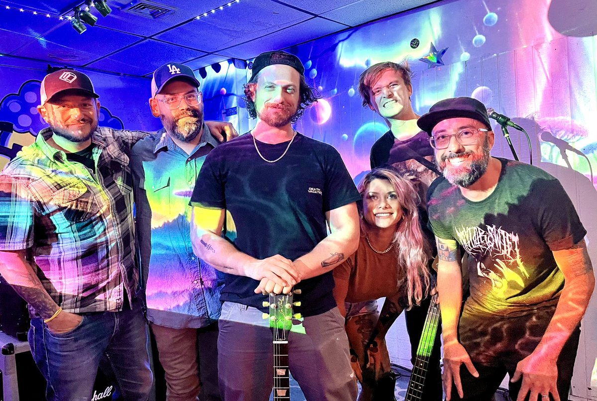 BittersDistract's tweet image. SELL THE HEART RECORDS 4-EVA!

@selltheheart 
—————————————————
#fatheaven #willromeo #neckscars#bittersanddistractions #selltheheartrecords#recordlabel #mrbeerys #family #punkrock#punkrockfamily @CheetahPr