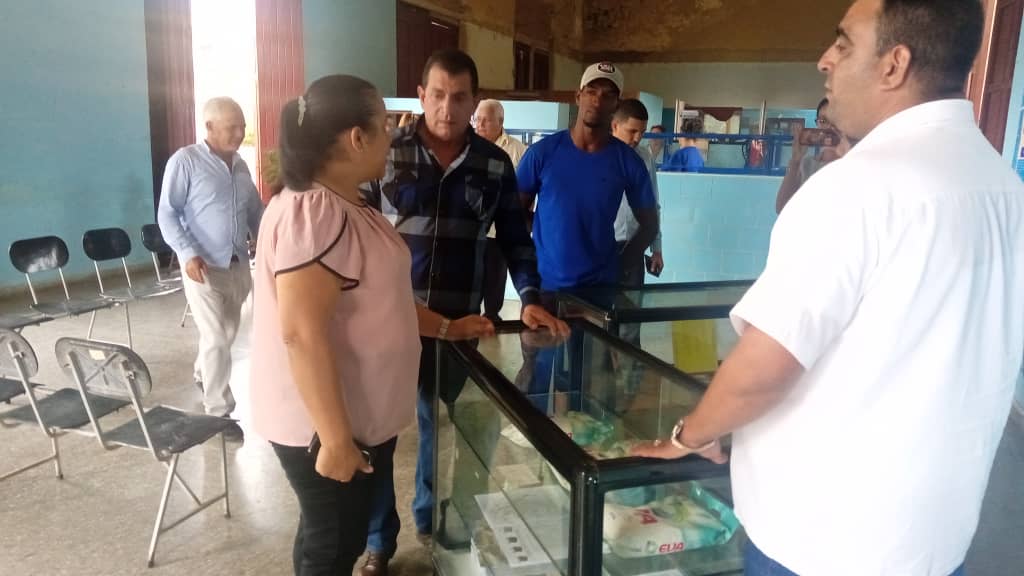 CaridadPoey's tweet photo. De recorrido por #Cárdenas sostuvimos fructífero intercambio con los trabajadores de la unidad de @CorreosdeCuba del municipio sobre la calidad de los servicios que ofrecen en sus oficinas y a domicilio,el impacto de los sellos digitales y de la caja extra
@MayraArevich #Matanzas https://t.co/Q3gw19b0HN