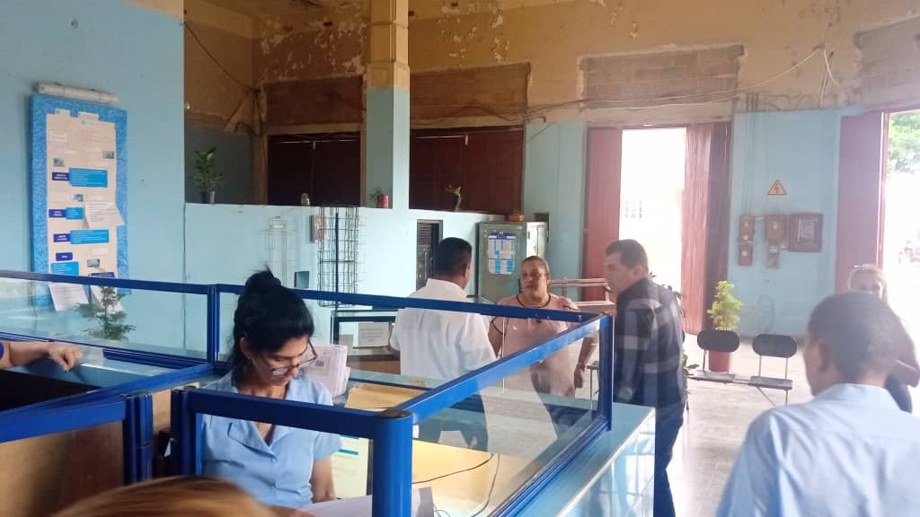 De recorrido por #Cárdenas sostuvimos fructífero intercambio con los trabajadores de la unidad de <a href="/CorreosdeCuba/">Correos de Cuba</a> del municipio sobre la calidad de los servicios que ofrecen en sus oficinas y a domicilio,el impacto de los sellos digitales y de la caja extra
<a href="/MayraArevich/">Mayra Arevich Marín 🇨🇺</a> #Matanzas