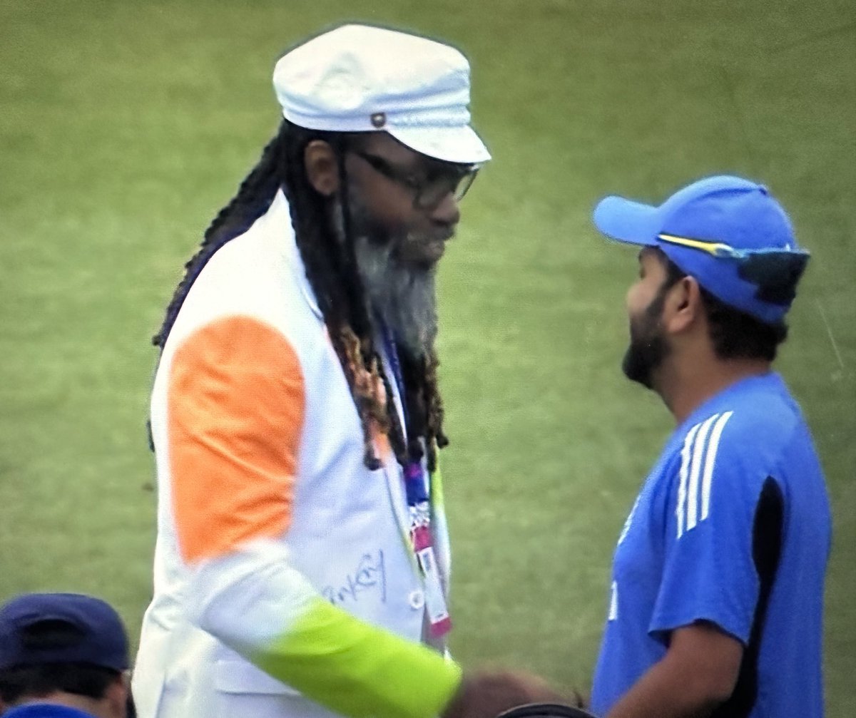 iihtishamm's tweet photo. Chris Gayle is taking autographs from Babar, Rohit, and Kohli on his suit. The suit he’s wearing is colored with the Indian flag on one side and the Pakistani flag on the other. What a legend!! #IndvsPak https://t.co/OFVoxaDEpa