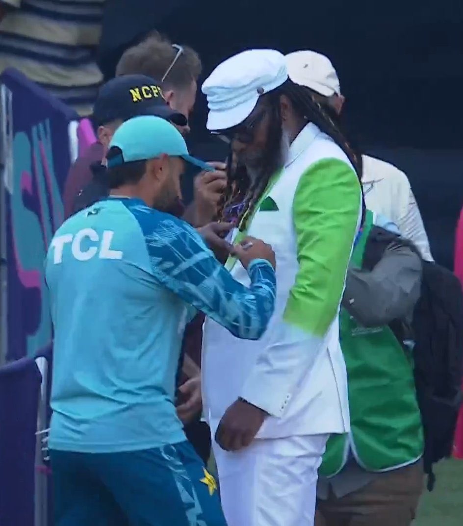 iihtishamm's tweet photo. Chris Gayle is taking autographs from Babar, Rohit, and Kohli on his suit. The suit he’s wearing is colored with the Indian flag on one side and the Pakistani flag on the other. What a legend!! #IndvsPak https://t.co/OFVoxaDEpa