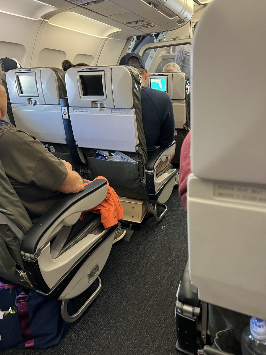 natasparker's tweet photo. @JetBlue This is the plane…AGAIN!  A 1985 POS. https://t.co/OyBrE2CtFm